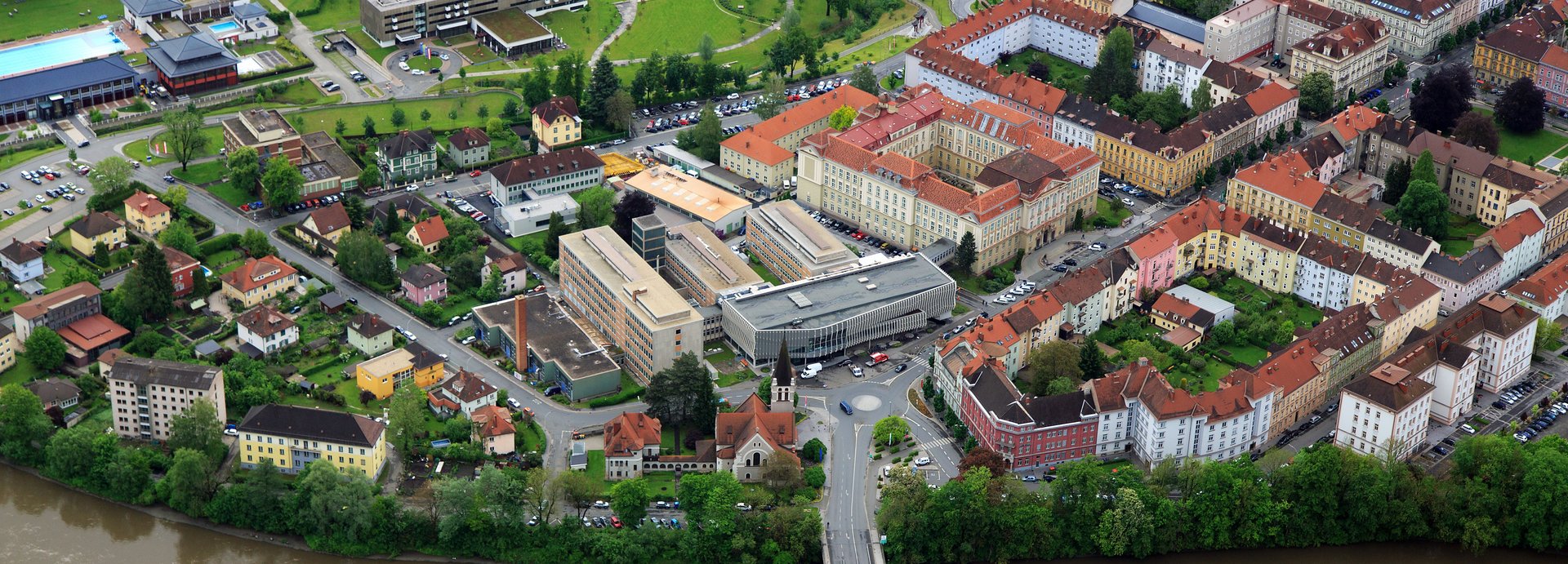 Die Stadt Leoben mit Gebäuden der Montanuniversität aus der Vogelperspektive.