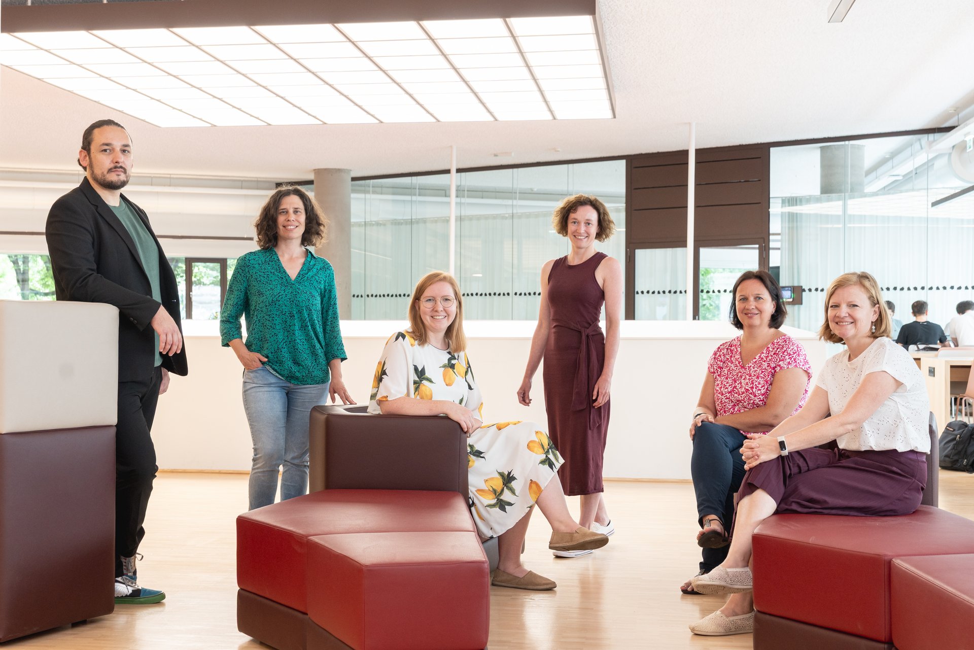 Die neuen Assistenzprofessor*innen präsentieren sich mit Forscher*innen der Montanuniversität