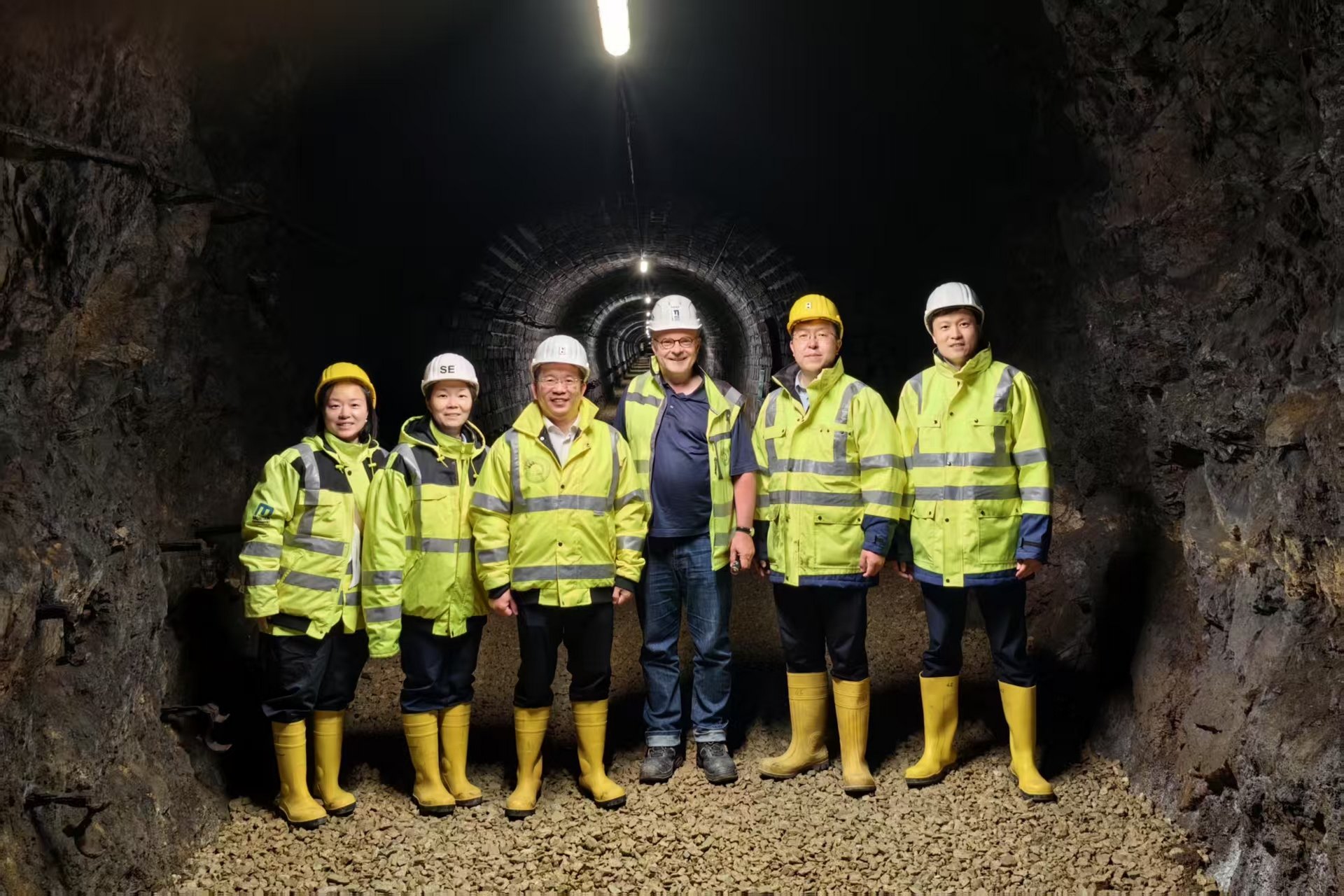 Univ.-Prof. Dipl.-Ing. Dr.mont. Robert Galler (4.v.l.) mit der Delegation der China University of Mining and Technology (CUMTB) bei einem Besuch am Zentrum am Berg (ZaB). Foto: © MUL