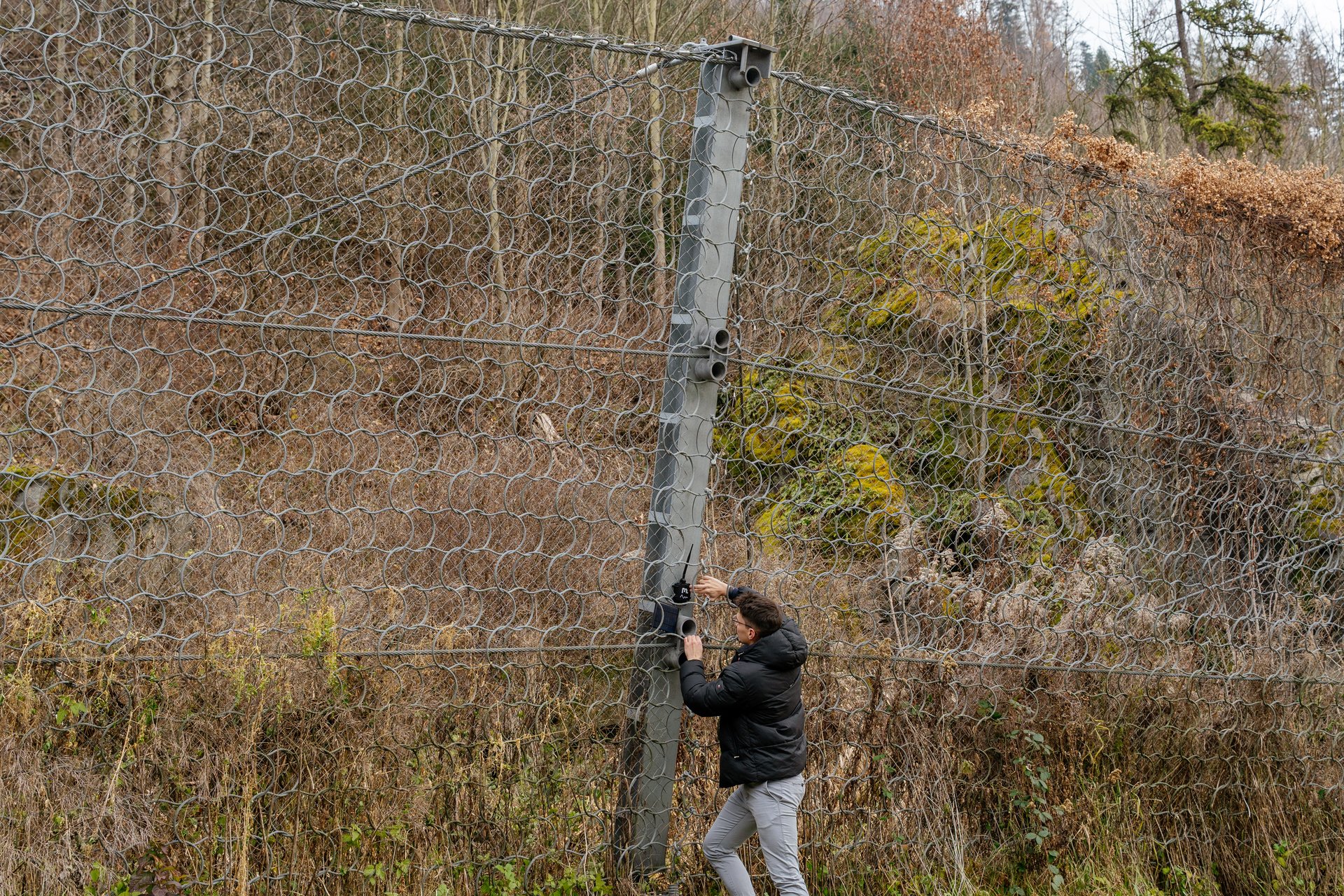 Montage eines autonomen Sensorknotens an einem Steinschlagnetz der Asfinag im Bereich St. Michael. Foto: © Thomas Fazokas