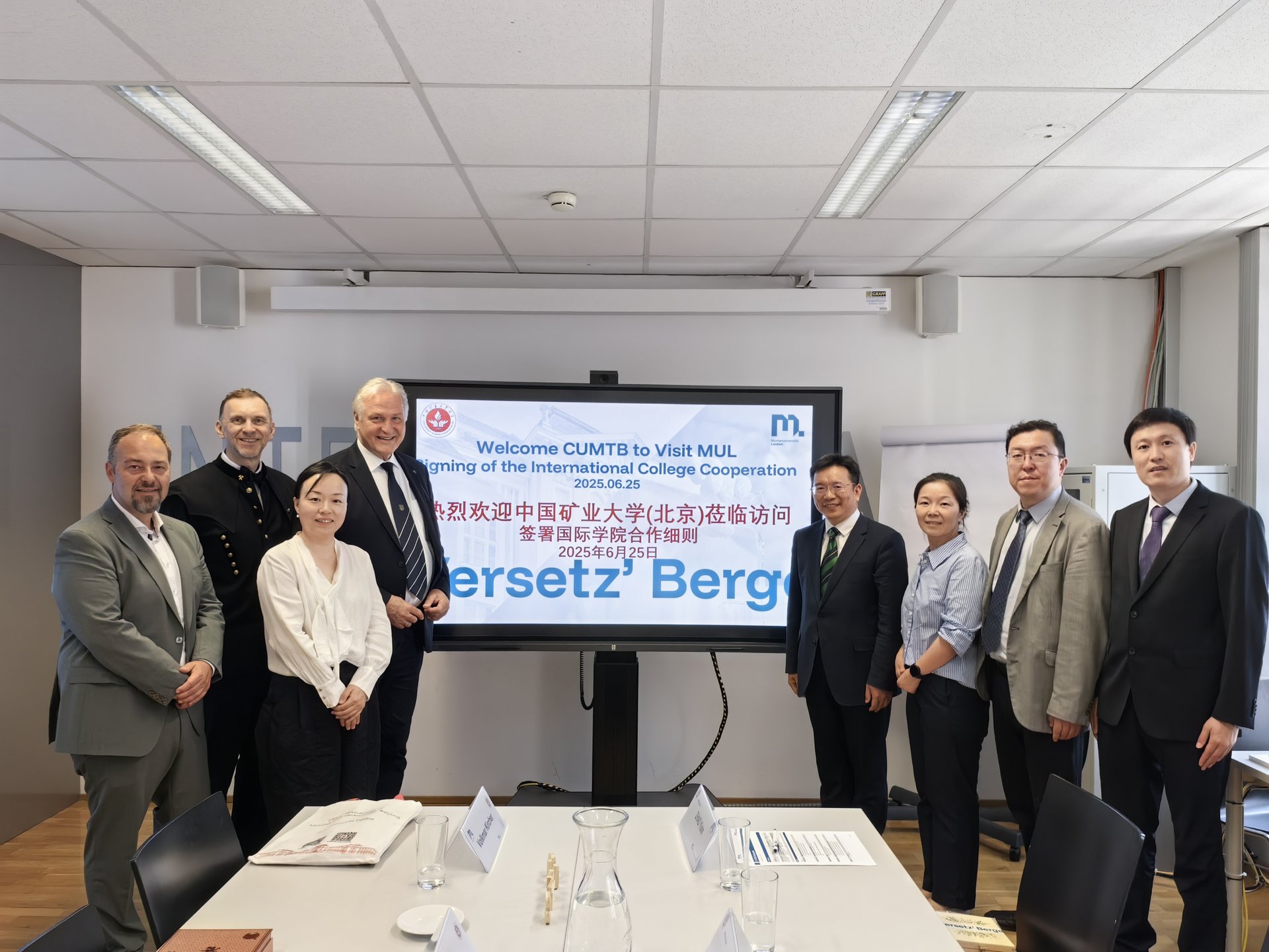 v.r.n.l.: Rektor Peter Moser, Jie Zhou (International Relations and European University), Vizerektor für Lehre und Internationales Thomas Prohaska und Dipl.-Ing. Dr.mont. Volkmar Kircher (International Relations and European University) gemeinsam mit der Delegation aus China. Foto: © MUL