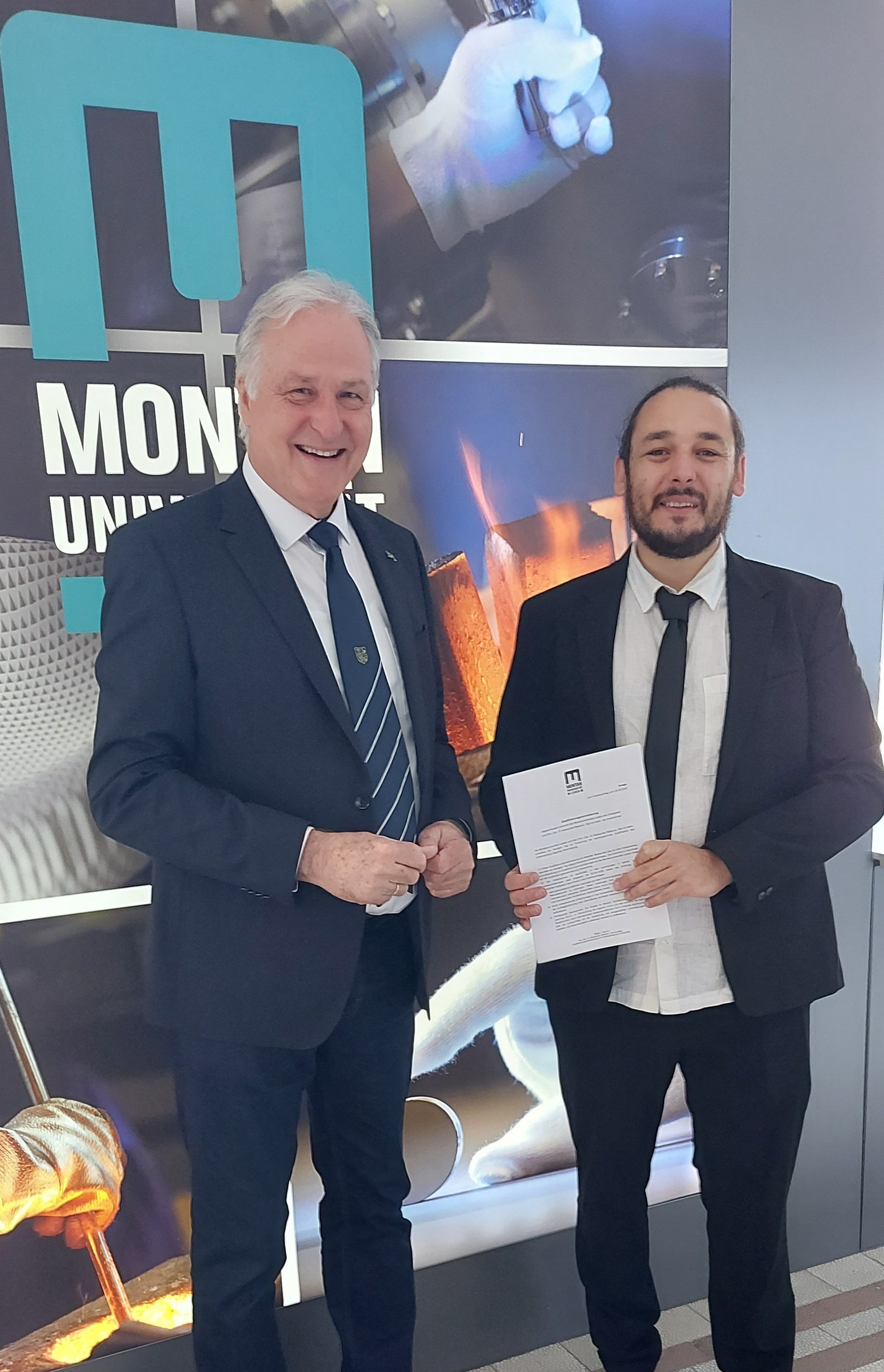 Rektor Peter Moser und Priv.-Doz. Dr. Aleksandar Matkovic bei der Unterzeichnung. Foto: © MUL