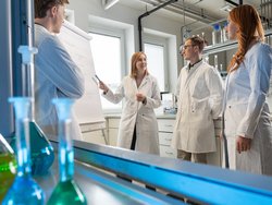 © MUL/Harald Tauderer Studenten und Professorin im Labor.