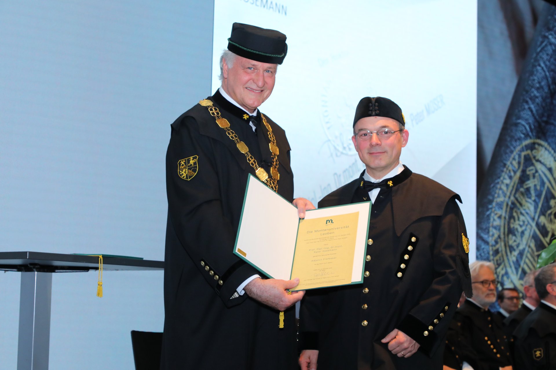 Mit dem Titel Adjunct Professor wurde Prof. Dr. Peter Hosemann (rechts) geehrt. Foto: © Armin Russold.