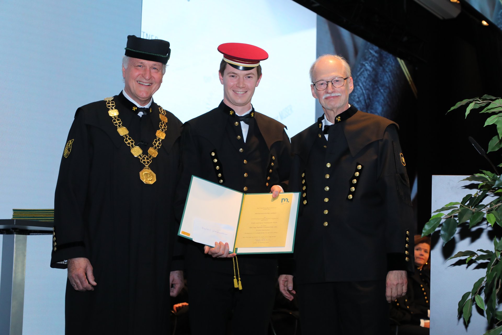 Dipl.-Ing. Raphael Graspeuntner (Mitte) erhielt den Friedl und Hans Theisbacher-Preis. Foto: © Armin Russold.