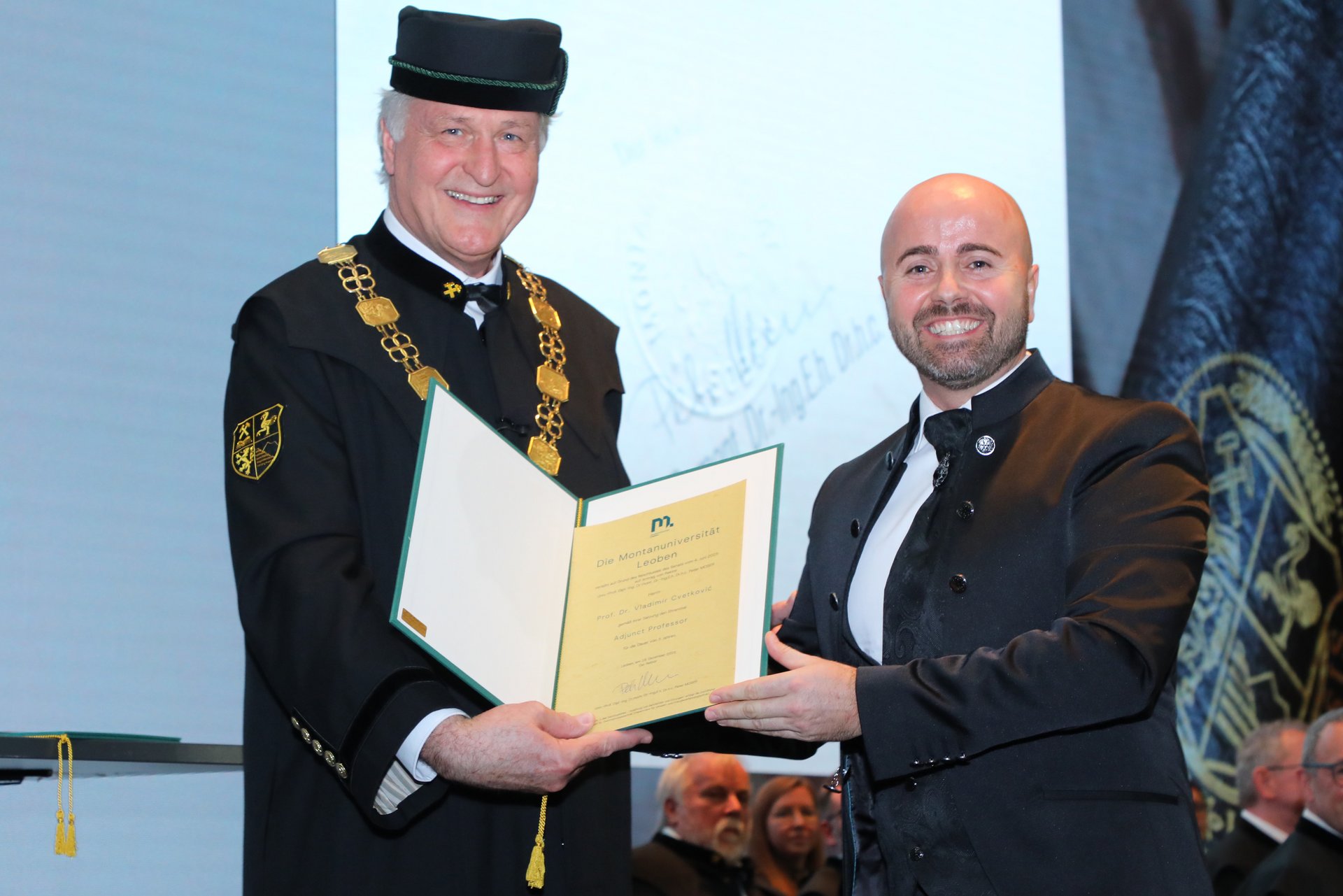 Mit dem Titel Adjunct Professor wurde Prof. Dr. Peter Hosemann (rechts) geehrt. Foto: © Armin Russold.