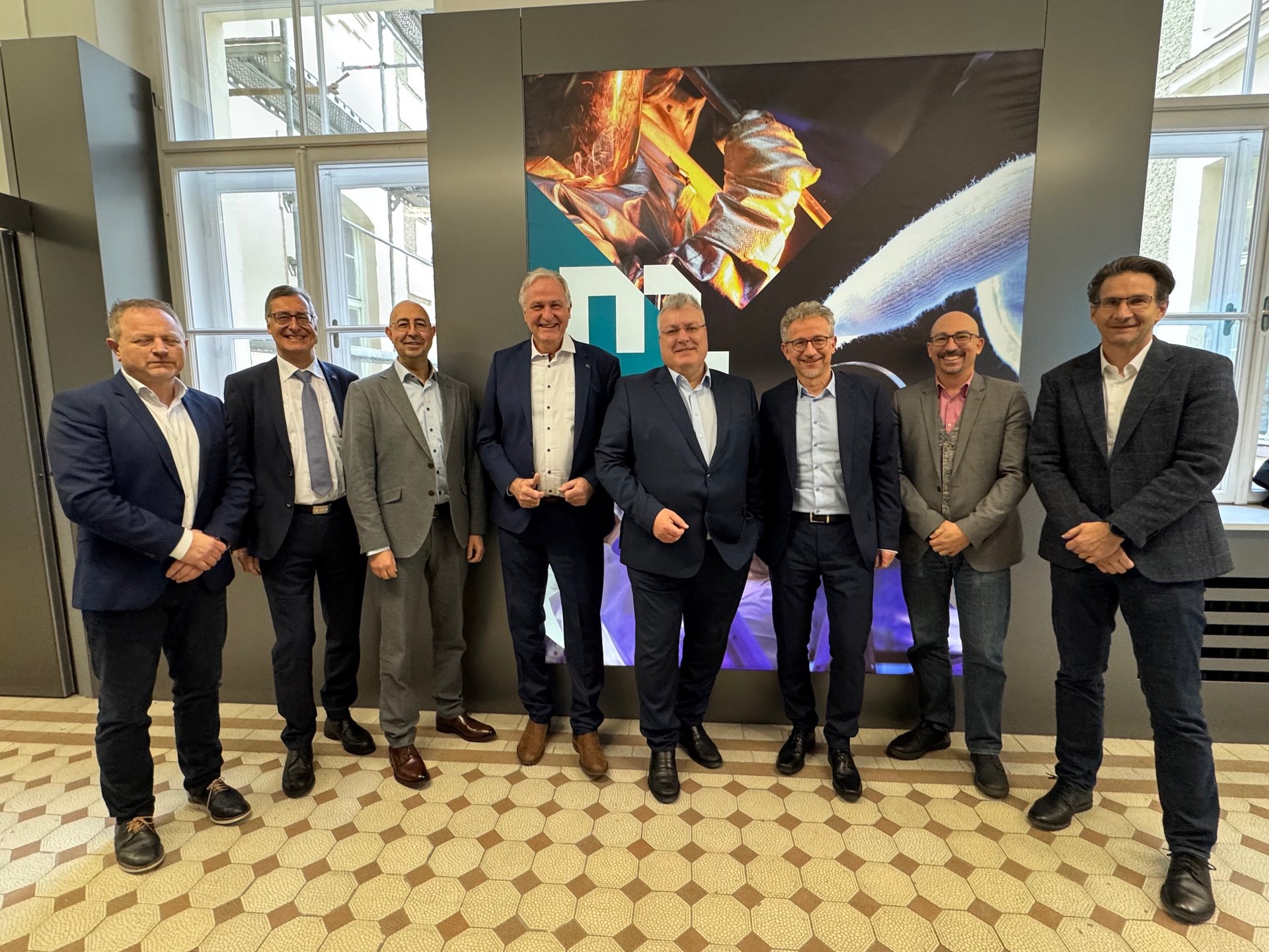 v.l.n.r.: AT&S AG Konzernsprecher Gerald Reischl, Univ.-Prof. Christian Mitterer (Leiter des Lehrstuhls für Funktionale Werkstoffe und Werkstoffsysteme), Univ.-Prof. Raul Bermejo (Leiter des Lehrstuhls für Struktur und Funktionskeramik), Rektor Peter Moser, Michael Mertin, Vorstandsvorsitzender der AT&S AG, Univ.Prof. Gerald Pinter (Leiter Lehrstuhl für Werkstoffkunde und Prüfung der Kunststoffe), Univ.-Prof. Daniel Kiener (Leitung Department Werkstoffwissenschaft) und Univ.-Prof. Thomas Thurner (Leiter Lehrstuhl für Automation und Messtechnik). Foto: © MUL/Astrid Saiger.