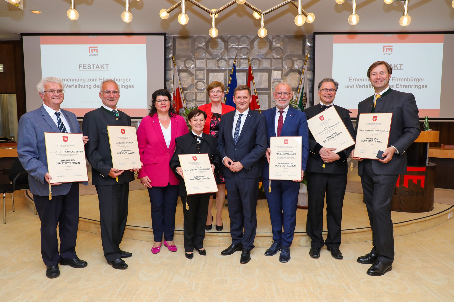 Reinhold Ebner (l.), Martha Mühlburger (vierte von l.) und Wilfried Eichlseder (zweiter von r.) im Kreise der Geehrten.