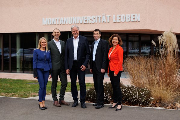 Group photo of the Rectorate of the Montanuniversität Leoben in the corridor of the main building