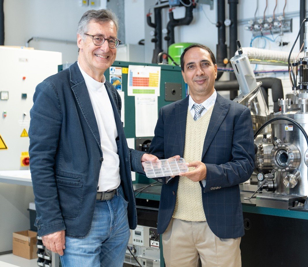 Univ.-Prof. Dipl.-Ing. Dr. Christian Mitterer (links) führte Univ.-Prof. Dr. Sudarshan Kumar (rechts) bei einem Besuch an der Montanuniversität durch die Labore des Lehrstuhls für Funktionale Werkstoffe und Werstoffsysteme. Foto: © MUL