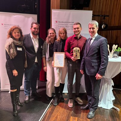 Das Gewinnerteam der ÖH Leoben mit Vizerektorin Christina Holweg (li.) 