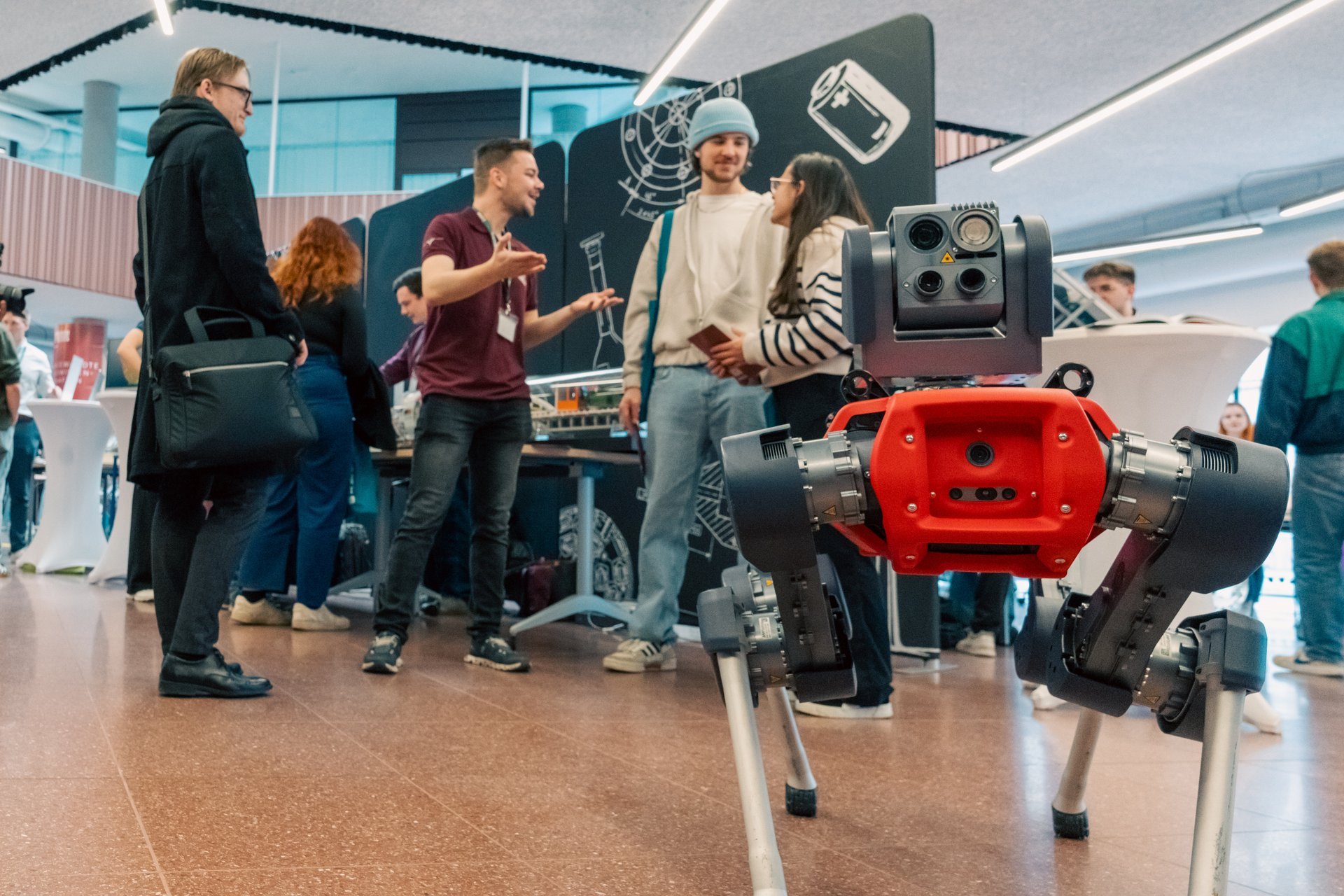 Info-Tag an der Montanuniversität Leoben. Foto: © MUL/Schnehen, Fazokas Mini-Roboter am Info-Tag.