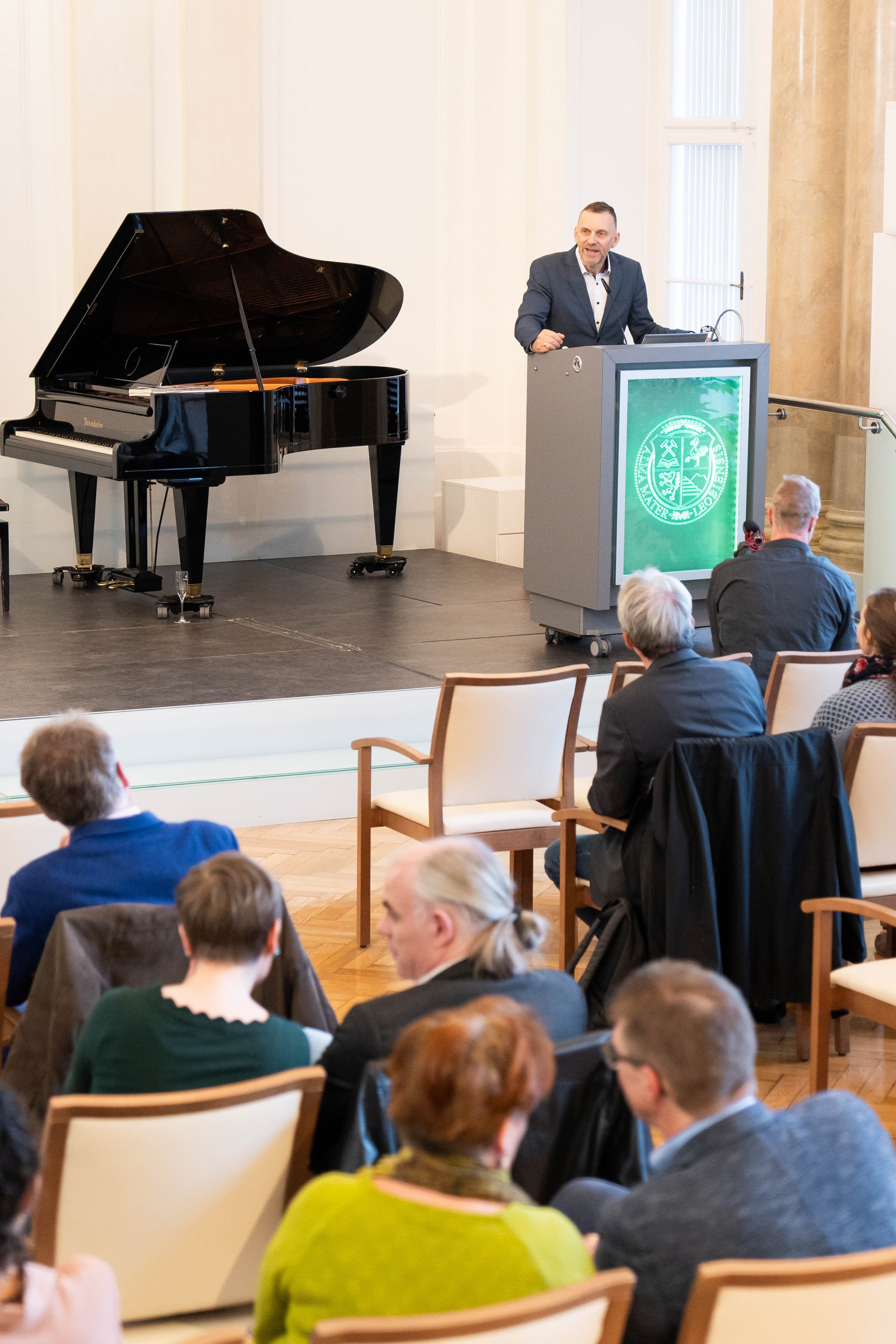 Vizerektor Thomas Prohaska bei einer Zertifikatsverleihung während einer Didaktik-Veranstaltung in der Aula der Montanuniversität Leoben.