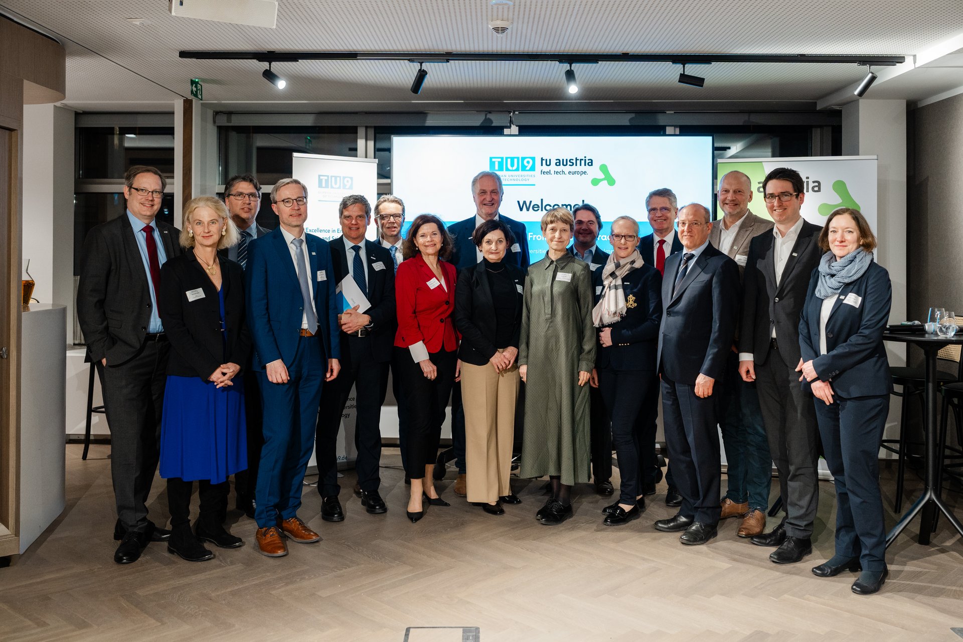 Rektor Peter Moser (hinten 8.v.l.) und Vizerektorin Christina Holweg (7.v.l.) bei der MFF-Diskussion in Brüssel. Foto: © Olivia van der Beken