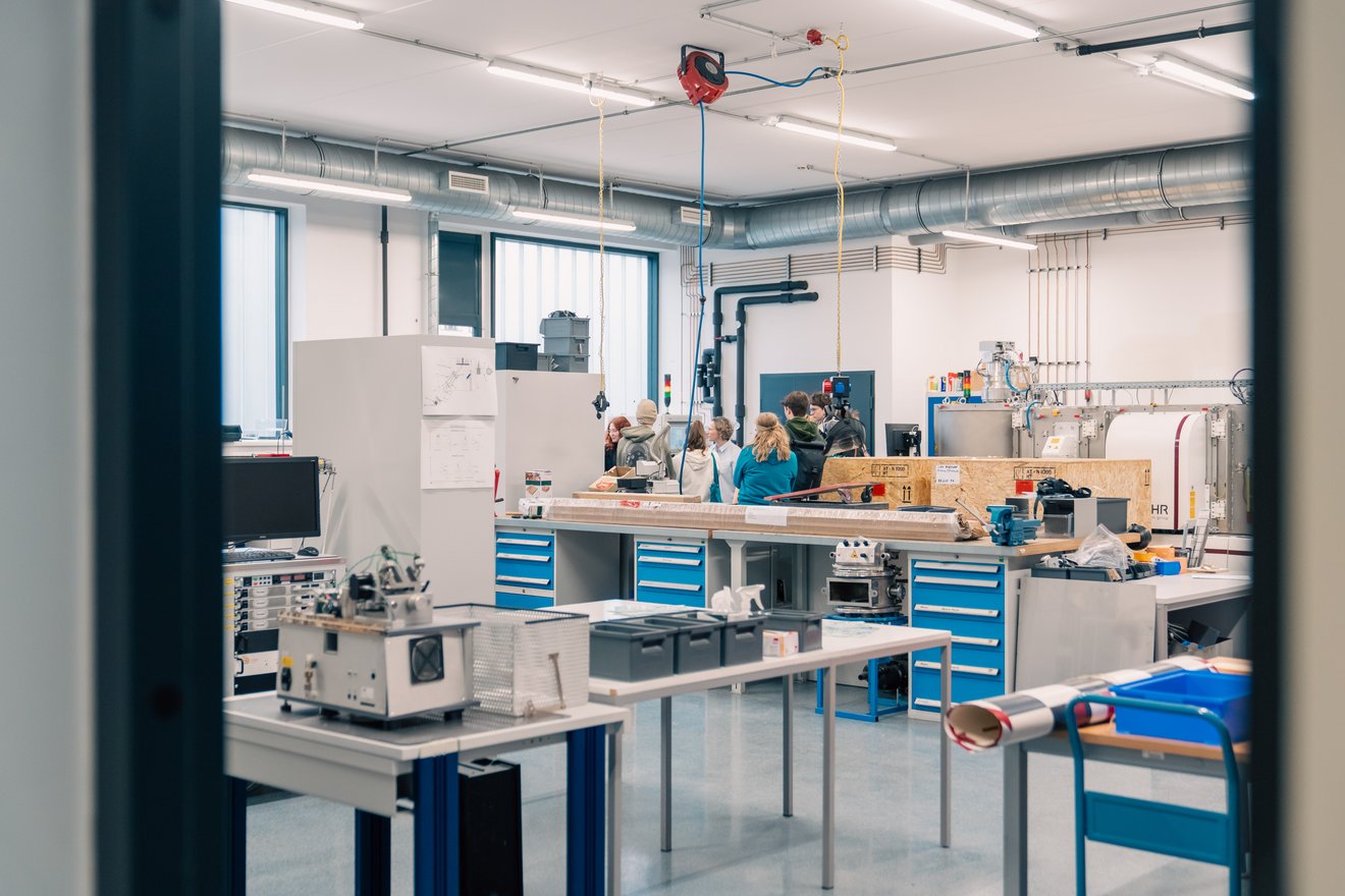 Die wichtigsten Zahlen und Fakten der Montanuniversität Leoben auf einen Blick. Foto: © MUL Einige Menschen erkundigen sich am Info-Tag.