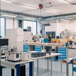 Die wichtigsten Zahlen und Fakten der Montanuniversität Leoben auf einen Blick. Foto: © MUL Einige Menschen erkundigen sich am Info-Tag.