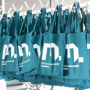 Foto: © MUL/Tauderer Goodie Bags der Montanuniversität Leoben am Messestand der BeSt Wien 2026 als Gewinn und Informationspaket für zukünftige Studierende.