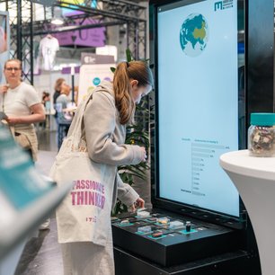 Foto: © MUL/Stefanie Luschin,Thomas Fazokas Schülerin testet interaktive Experimentierstation der Montanuniversität Leoben auf der BeSt Wien 2026 und informiert sich über Studienangebote und Circular Engineering.