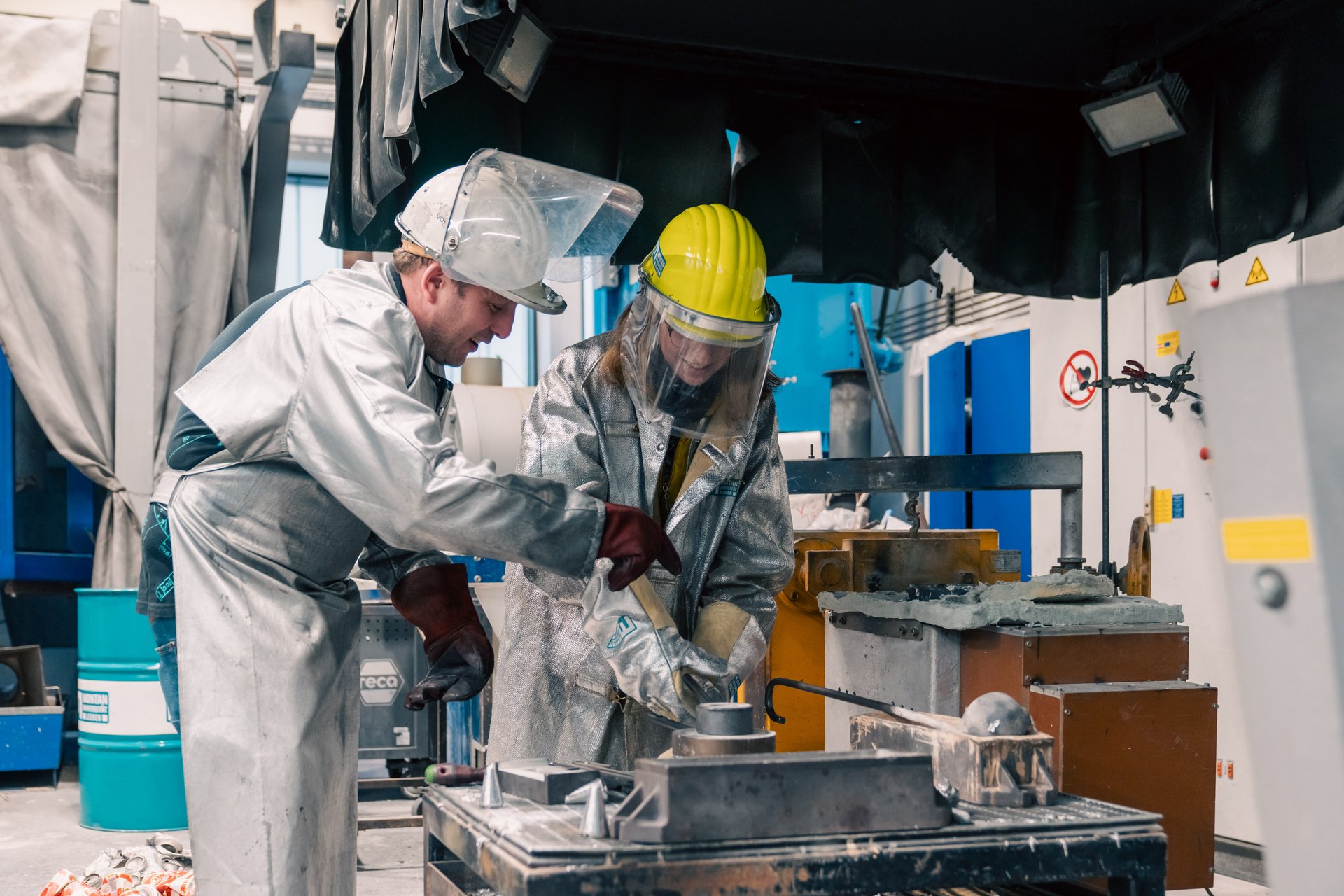 Info-Tag an der Montanuniversität Leoben. Foto: © MUL/Fazokas Experiment mit Schutzanzügen am Info-Tag.