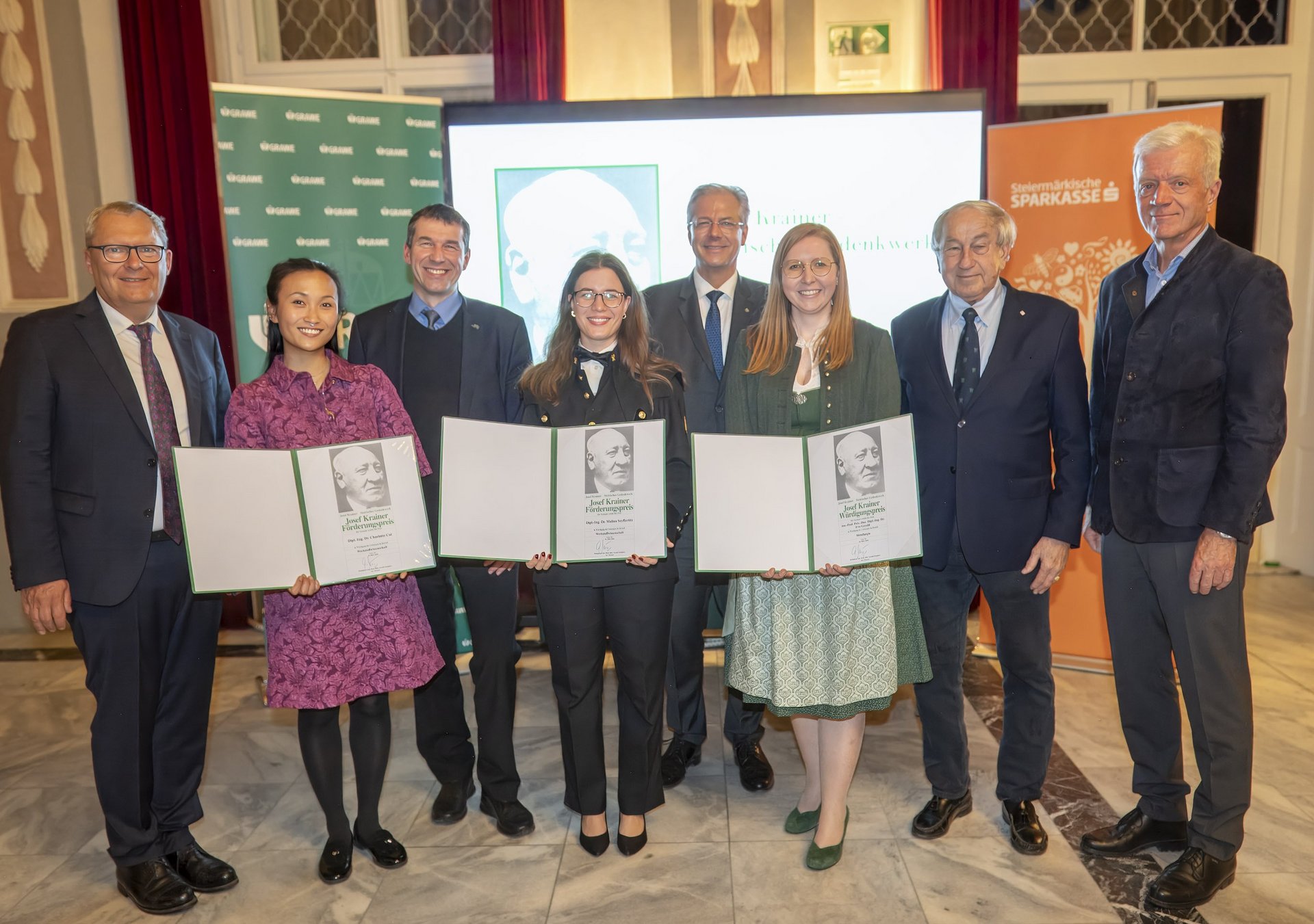 v.l.n.r. Geschäftsführer des Steirischen Gedenkwerks Klaus Poier, Preisträgerin Charlotte Cui, Vizerektor Helmut Antrekowitsch, Preisträgerin Malina Seyffertitz, GRAWE Generaldirektor Klaus Scheitegel, Preisträgerin Eva Gerold, Obmann des Steirischen Gedenkwerks Gerald Schöpfer, Vorstandsvorsitzender der Steiermärkischen Verwaltungssparkasse Gerhard Fabisch. Foto: © Foto Fischer