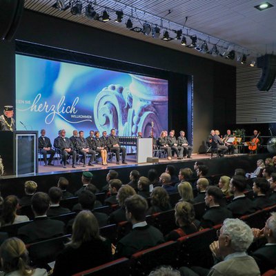 Vollbesetzter Hörsaal, dem Erzherzog-Johann-Auditorium, an der Montanuniversität Leoben, während einer Akademischen Feier.