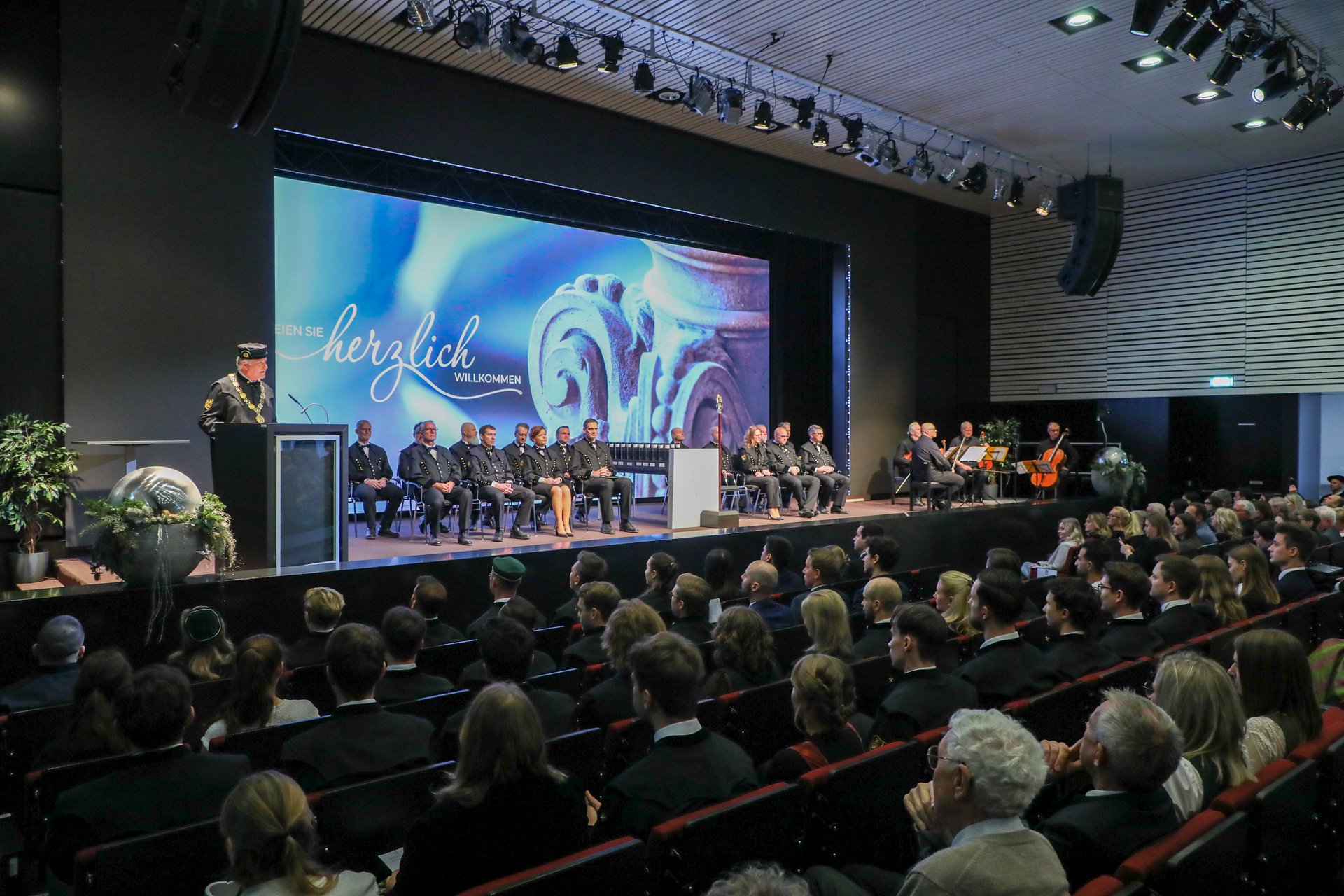 Vollbesetzter Hörsaal, dem Erzherzog-Johann-Auditorium, an der Montanuniversität Leoben, während einer Akademischen Feier.