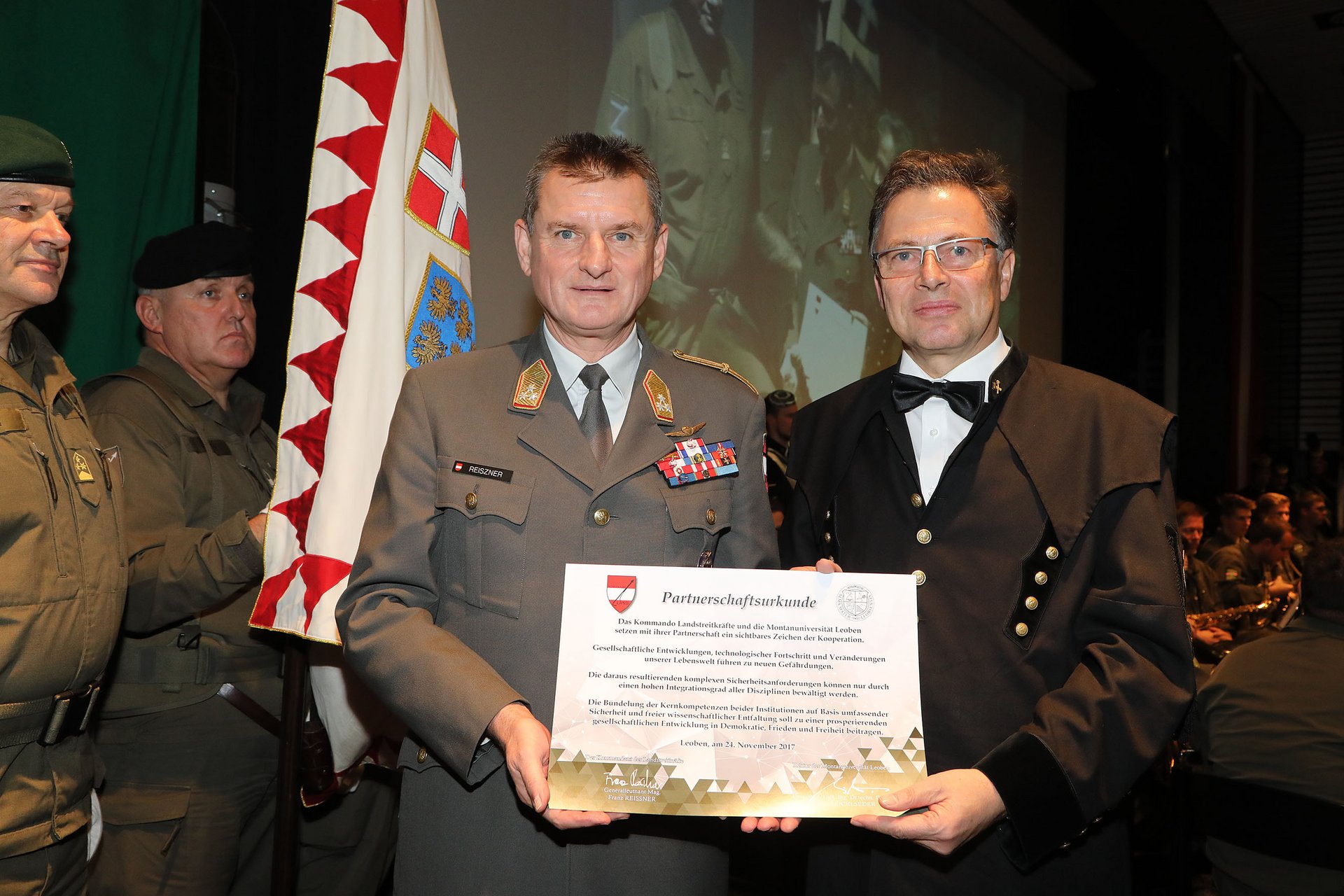 Mit dem Partnerschaftsvertrag Generalleutnant Franz Reißner (li.) und Rektor Wilfried Eichlseder