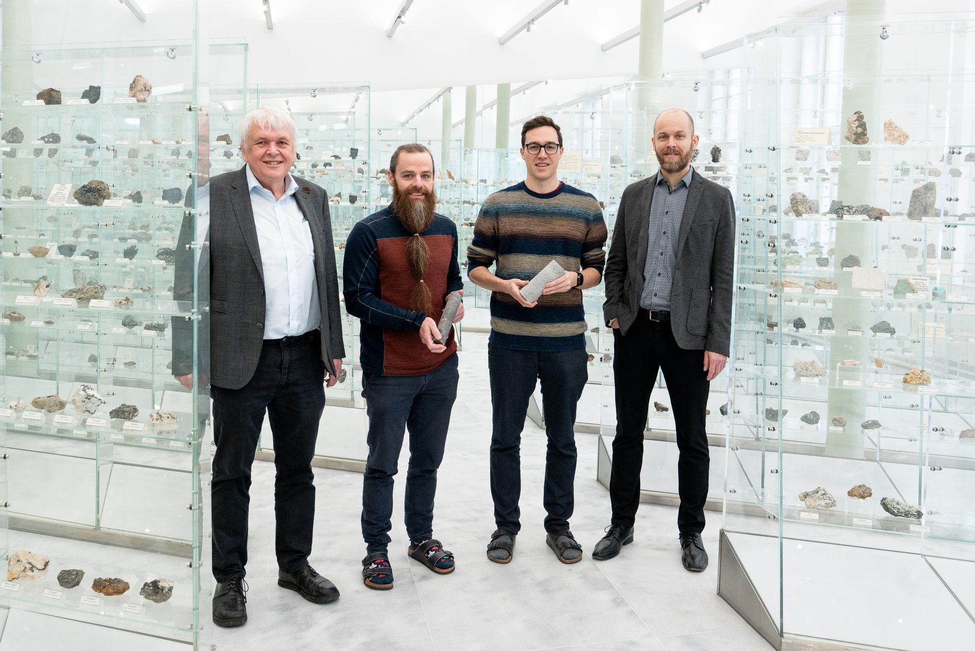 v.l.n.r.: Univ.-Prof. Dr. Reinhard Sachsenhofer, Joel Bensing, MSc, Dipl.-Ing. Lukas Skerbisch und Univ.-Prof. Dr. David Misch widmen sich im Rahmen des FFG-Projekts "H2Cavern" der Erforschung innovativer Möglichkeiten zur Wasserstoffspeicherung in österreichischen Salzkavernen. Foto: © MUL/Tauderer