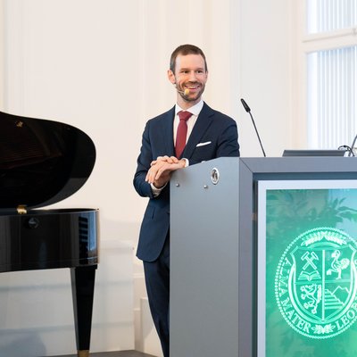 Markus Orthaber bei einer Zertifikatsverleihung während einer Didaktik-Veranstaltung in der Aula der Montanuniversität Leoben.