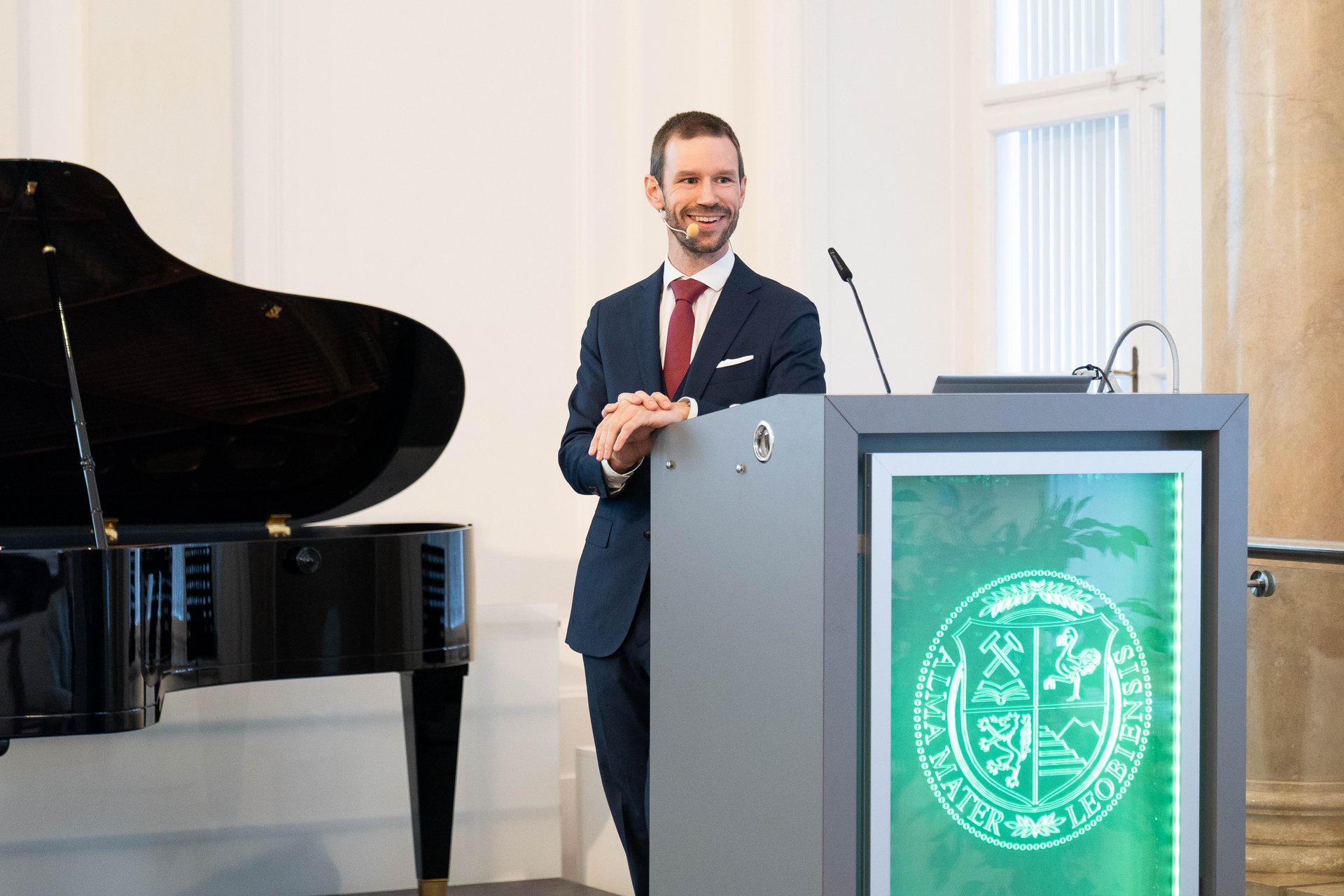 Markus Orthaber bei einer Zertifikatsverleihung während einer Didaktik-Veranstaltung in der Aula der Montanuniversität Leoben.