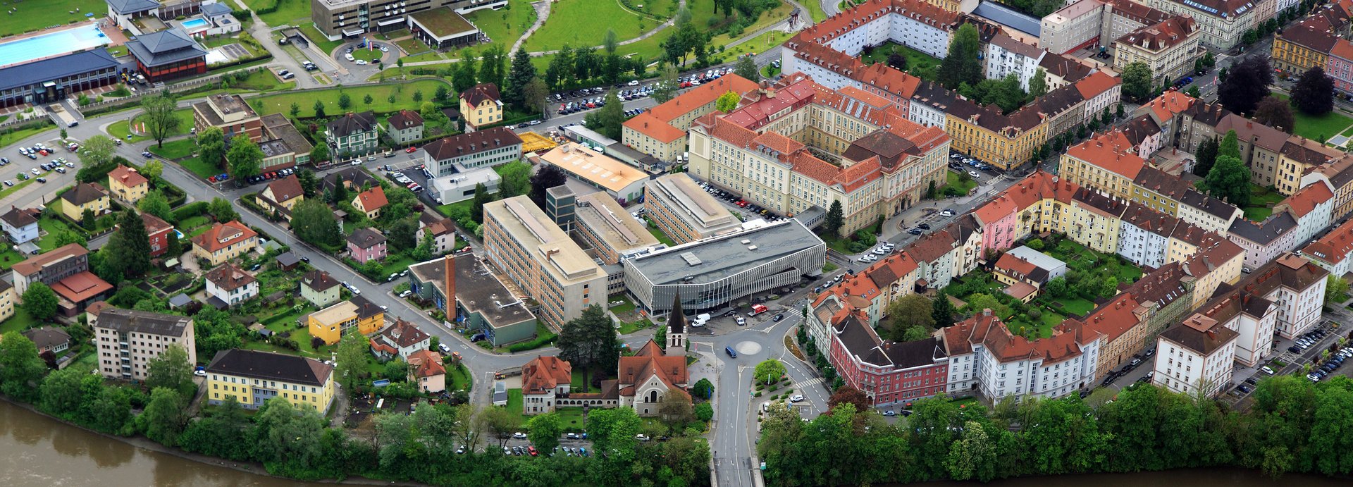 A bird's eye view of the city of Leoben with buildings of the Montanuniversität.