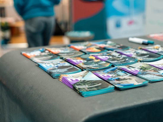 Foto: © MUL/Stefanie Luschin,Thomas Fazokas Folder über Studienrichtungen an der Montanuniversität