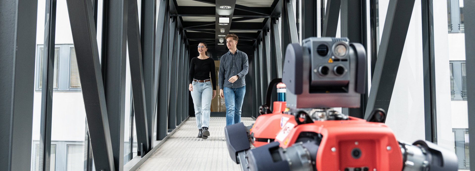 Studenten mit einem Roboter am Gang der Montanuni.