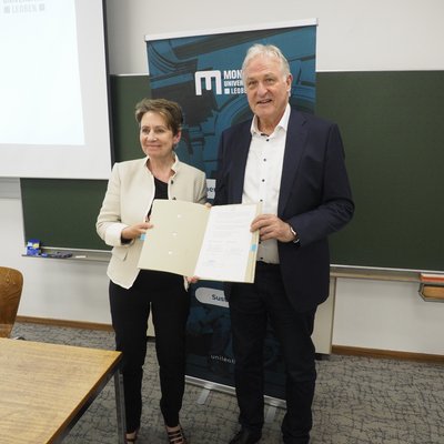 Dr. Sabine Herklitschka, die Geschäftsführerin von Infineon Technologies Austria (links) und Peter Moser, Rektor der Montanuniversität Leoben bei der Unterzeichnung des Rahmenvertrages. Foto: MUL