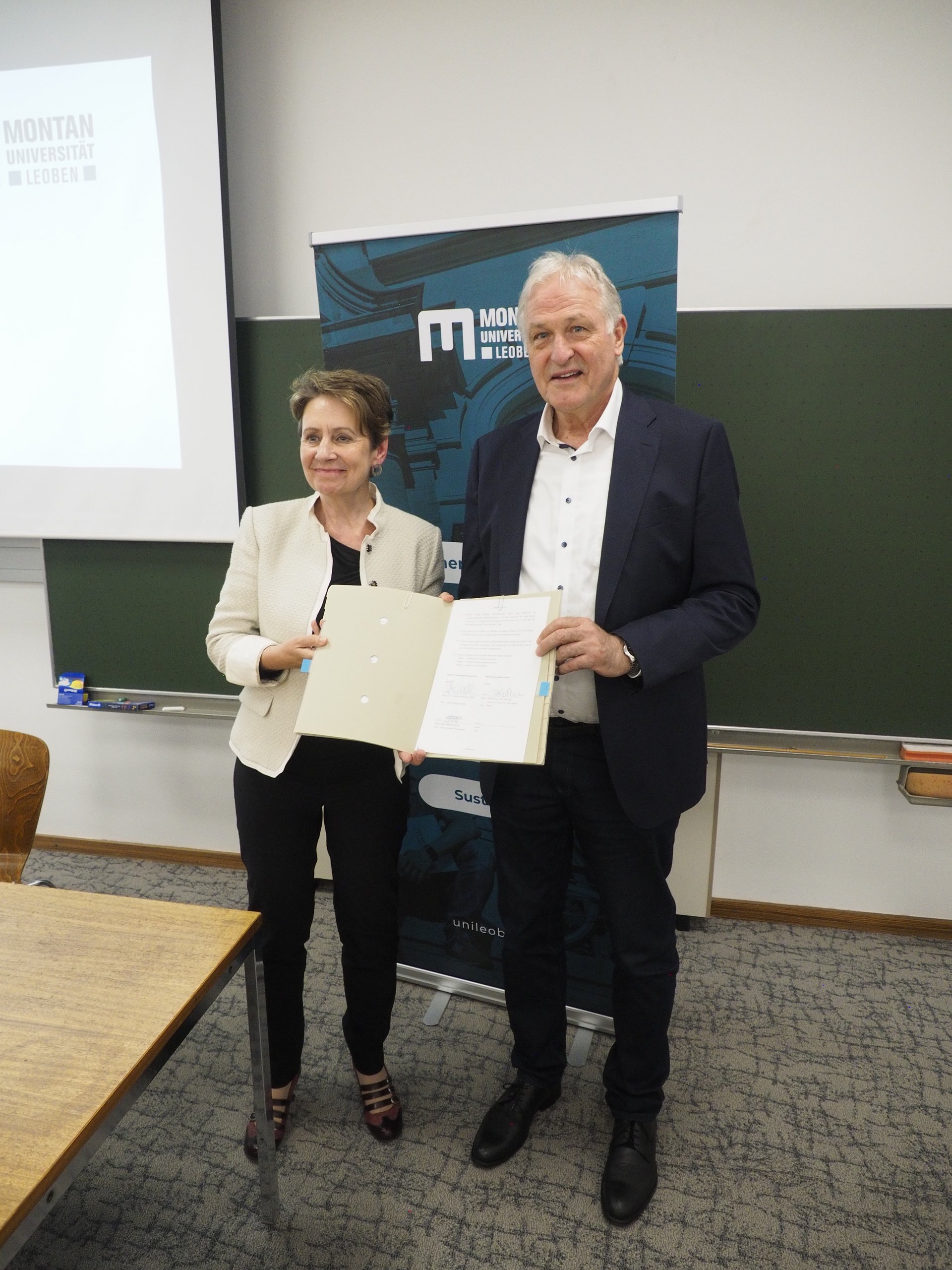 Dr. Sabine Herklitschka, die Geschäftsführerin von Infineon Technologies Austria (links) und Peter Moser, Rektor der Montanuniversität Leoben bei der Unterzeichnung des Rahmenvertrages. Foto: MUL