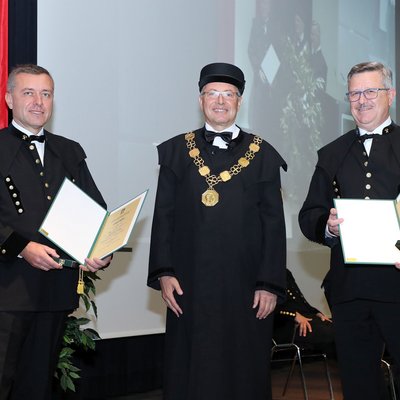 Foto von Mag. Christian Treml mit Rektor Wilfried Eichlseder und Bergdirektor DI Josef Pappenreiter nach der Verleihung