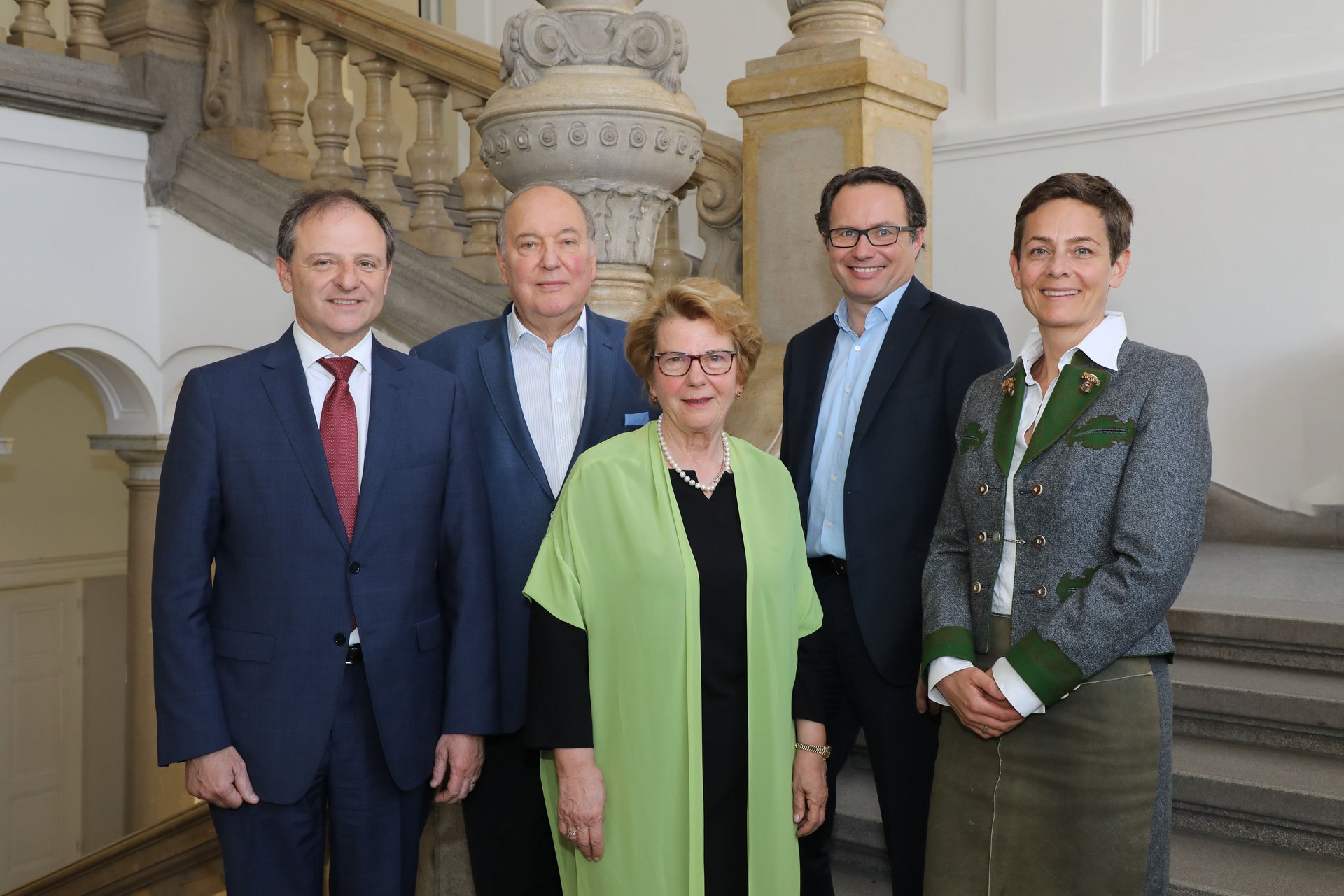 Gruppenfoto des neuen Unirats im Stiegenhaus des Hauptgebäudes