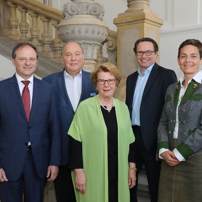 Gruppenfoto des neuen Unirats im Stiegenhaus des Hauptgebäudes