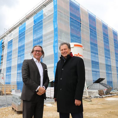 Federal Minister Polaschek with Rector Eichlseder in front of the study centre under construction.