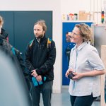 Die wichtigsten Zahlen und Fakten der Montanuniversität Leoben auf einen Blick. Foto: © MUL Einige Menschen stehen zusammen und blicken lächelnd oder konzentriert.