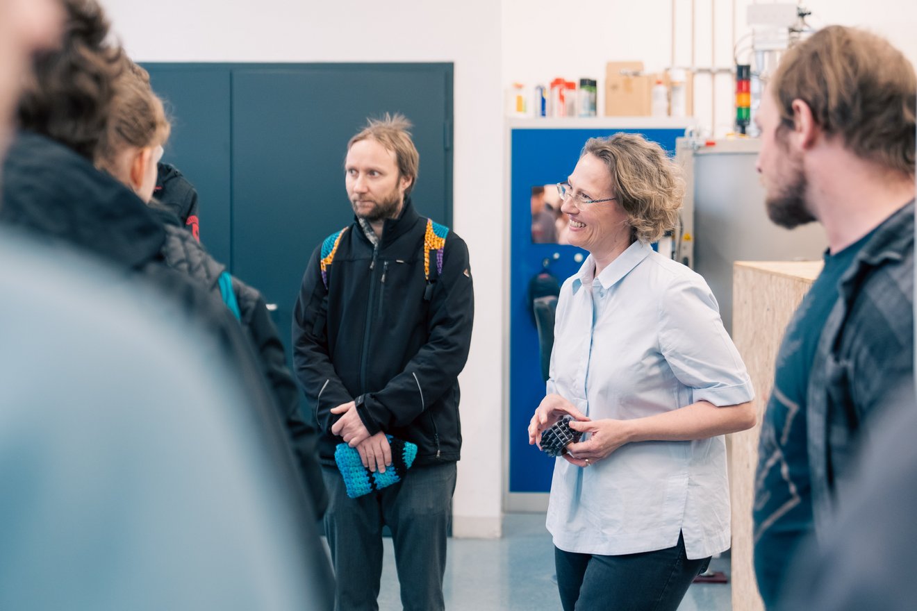 Die wichtigsten Zahlen und Fakten der Montanuniversität Leoben auf einen Blick. Foto: © MUL Einige Menschen stehen zusammen und blicken lächelnd oder konzentriert.