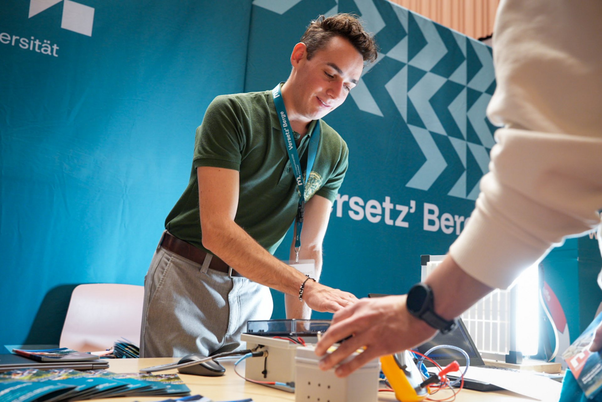 Studienberatung, Workshops und Campus-Führungen warten auf dich beim Info-Tag. Foto: © MUL Ein Mitarbeiter betreut ein Experiment am Info-Tag.
