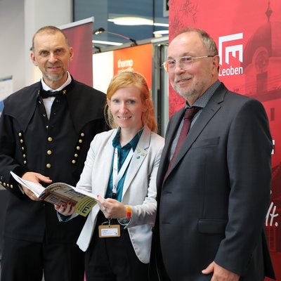 Organisatorin Ass.Prof. Dr. Johanna Irrgeher (Mitte) mit Lehrstuhlleiter Univ.-Prof. Dr. Thomas Prohaska (li.) und Stadtrat Willibald Mautner (re,) bei der Eröffnung der ICP Anwender-Tagung