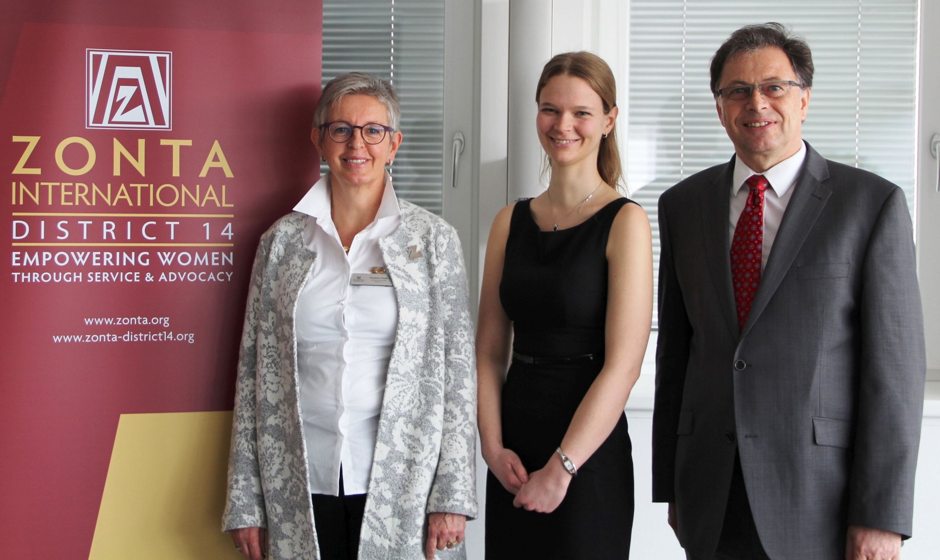 Gruppenfoto von der Preisübergabe: von links Elisabeth Thaler, Governor District 14, Zonta International, Dipl.-Ing. Flora Godor, Rektor Wilfried Eichlseder 