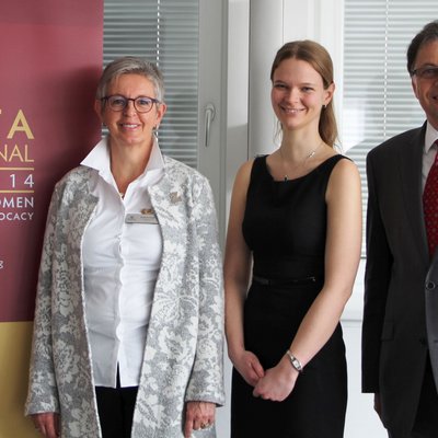 Gruppenfoto von der Preisübergabe: von links Elisabeth Thaler, Governor District 14, Zonta International, Dipl.-Ing. Flora Godor, Rektor Wilfried Eichlseder 