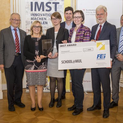 Gruppenfoto von der Verleihung des IMST-Awards 2019 an das Projekt SCHOOL@MUL. Von links: O.Univ.-Prof. i.R. Dr. Peter Posch (IMST), Prof. Rosina Haider, BEd. MA und Prof. Dr. Cornelia Zobl (KPH Graz), Sektionschef Mag. Klemens Riegler-Picker (BMBWF), Mag. Julia Mayerhofer-Lillie (Montanuni - Öffentlichkeitsarbeit), Ing. Mag. Dr. Peter Winkelmayer (Fachverband der Elektro- und Elektronikindustrie FEEI), Univ.-Prof. Dr. Konrad Krainer (IMST, Dekan der Universität Klagenfurt) 