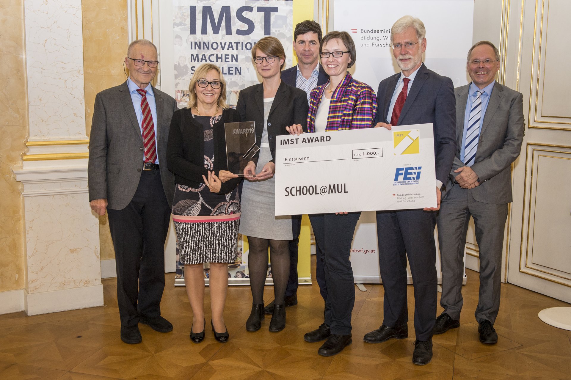 Gruppenfoto von der Verleihung des IMST-Awards 2019 an das Projekt SCHOOL@MUL. Von links: O.Univ.-Prof. i.R. Dr. Peter Posch (IMST), Prof. Rosina Haider, BEd. MA und Prof. Dr. Cornelia Zobl (KPH Graz), Sektionschef Mag. Klemens Riegler-Picker (BMBWF), Mag. Julia Mayerhofer-Lillie (Montanuni - Öffentlichkeitsarbeit), Ing. Mag. Dr. Peter Winkelmayer (Fachverband der Elektro- und Elektronikindustrie FEEI), Univ.-Prof. Dr. Konrad Krainer (IMST, Dekan der Universität Klagenfurt) 