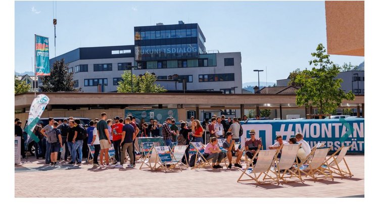 A group of prospective students in deckchairs and talking in front of the Study Centre of Montanuniversität Leoben.