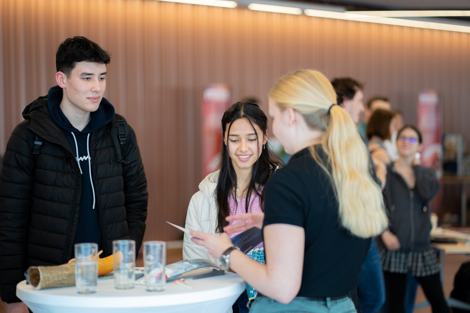Info-Tag an der Montanuniversität Leoben. Foto: © MUL/Stefanie Luschin Eine studentische Mitarbeiterin berät zwei Besucher*innen des Info-Tags.