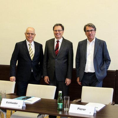 Bei der heutigen Pressekonferenz wurde die neue Stiftungsprofessur vorgestellt. v.l.n.r. Dipl.-Ing. Franz Rotter (voestalpine, High Performance Metals Division), Rektor Wilfried Eichlseder, Dipl.-Ing. Stefan Pierer (Pankl Racing Systems) (Fotocredit: Montanuniversität Leoben)